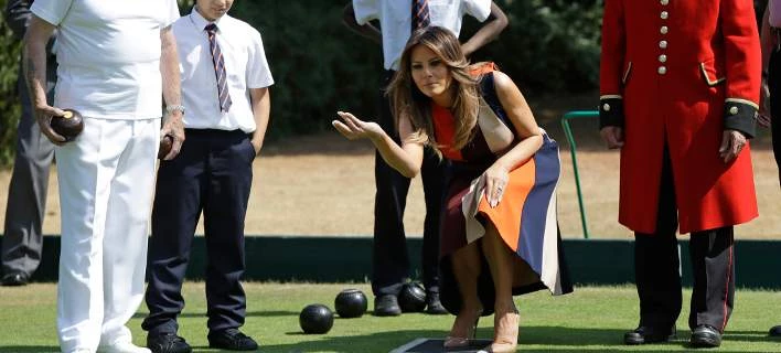 Η Μελάνια παίζει πετάνκ και τρελαίνει μαθητές και βετεράνους πολέμου (βίντεο)